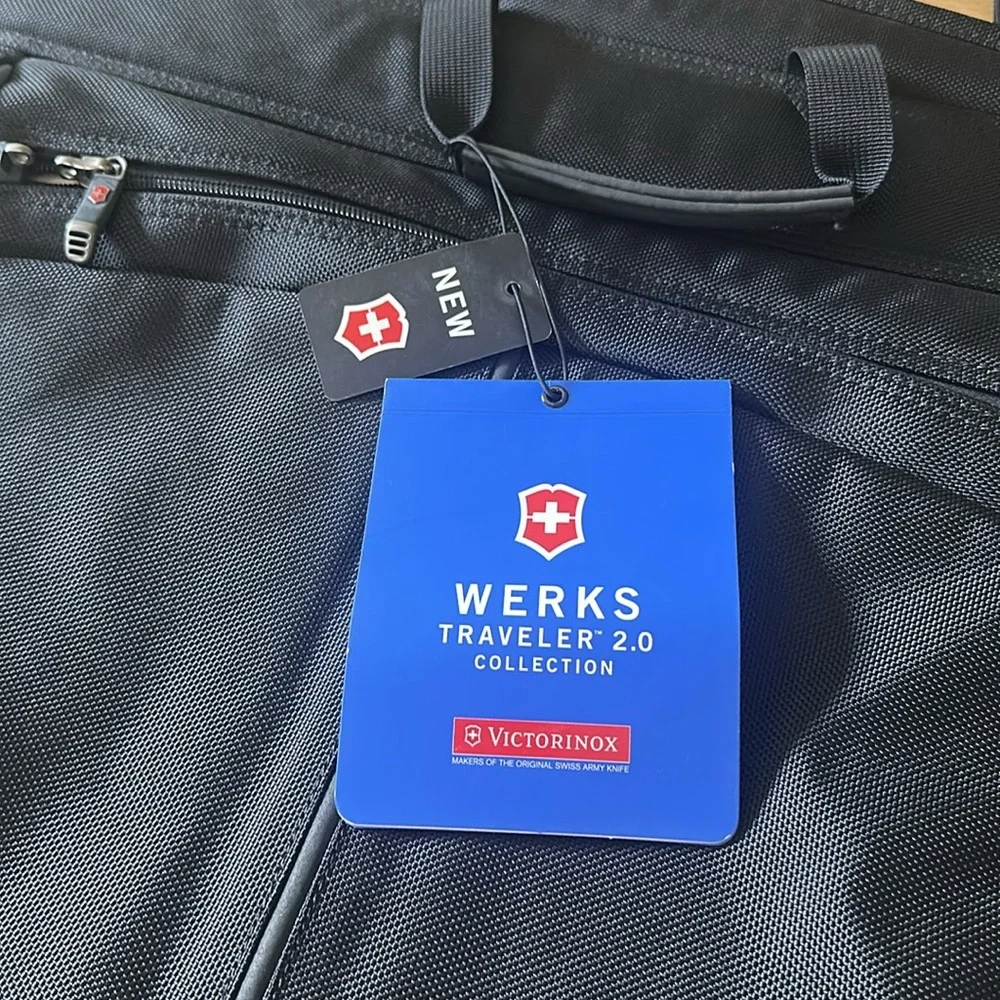 VICTORINOX Werks Traveler 2.0 deluxe garment sleeve